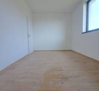 REZERVOVANÉ! Posledná novostavba 4-izbového dvojdomu v štandarde - Interiér rodinného domu so svetlou miestnosťou, podlaha s dreveným dekorom, veľké okno.