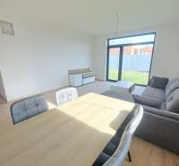 REZERVOVANÉ! Posledná novostavba 4-izbového dvojdomu v štandarde - Jedáleň v rodinnom dome s pohovkou a podlahou s dreveným dekorom.