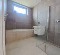 REZERVOVANÉ! Posledná novostavba 4-izbového dvojdomu v štandarde - Kúpeľňa v rodinnom dome s vaňou, sprchovým kútom a umývadlom.