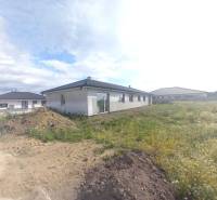 REZERVOVANÉ! Posledná novostavba 4-izbového dvojdomu v štandarde - Stavba rodinného domu v Galante obklopená priľahlým pozemkom a ďalšími domami.