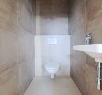 REZERVOVANÉ! Posledná novostavba 4-izbového dvojdomu v štandarde - Toaleta v rodinnom dome s béžovým keramickým obkladom a umývadlom.