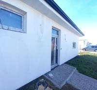 REZERVOVANÉ! Posledná novostavba 4-izbového dvojdomu v štandarde - Rodinný dom v Galante, s bielou fasádou a zámkovou dlažbou na predzáhradke.