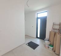 REZERVOVANÉ! Posledná novostavba 4-izbového dvojdomu v štandarde - Vstupná hala rodinného domu s dlažbou, vedľa dverí je schodík a materiál.