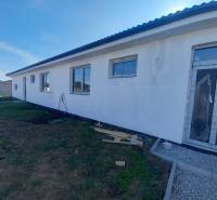 REZERVOVANÉ! Posledná novostavba 4-izbového dvojdomu v štandarde - Rodinný dom v Galante s bielou fasádou, veľkými oknami, rozostavané okolie.