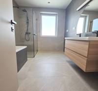 VEĽKORYSO RIEŠENÝ 4 izbový RD-128 m2 S TEP. ČERPADLOM, POZEMOK 405 m2 - Kúpeľňa v rodinnom dome s umývadlovou skrinkou a sprchovacím kútom s modernou batériou.