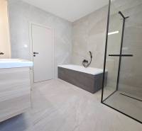 VEĽKORYSO RIEŠENÝ 4 izbový RD-128 m2 S TEP. ČERPADLOM, POZEMOK 405 m2 - Kúpeľňa v rodinnom dome s vaňou, sprchovým kútom a svetlým obkladom.