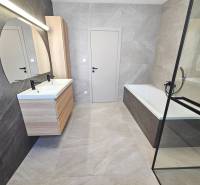 VEĽKORYSO RIEŠENÝ 4 izbový RD-128 m2 S TEP. ČERPADLOM, POZEMOK 405 m2 - Kúpeľňa s vaňou, dvojitým umývadlom a svetlými kachličkami v rodinnom dome.