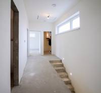 Kúpte si MODERNÚ NOVOSTAVBU 5i RD pri SENCI s MOŽNOSŤOU VÝMENY za BYT - Chodba s bielymi stenami a schodmi v rodinnom dome.