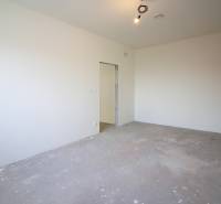 Kúpte si MODERNÚ NOVOSTAVBU 5i RD pri SENCI s MOŽNOSŤOU VÝMENY za BYT - Prázdna miestnosť v rodinnom dome s bielymi stenami a surovou podlahou.