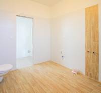 Kúpte si MODERNÚ NOVOSTAVBU 5i RD pri SENCI s MOŽNOSŤOU VÝMENY za BYT - Kúpeľňa v rodinnom dome s drevenými a bielymi obkladmi.