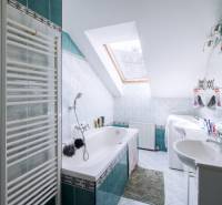 Kúpte si veľký PODKROVNÝ 4i BYT so ZÁHRADOU a PIVNICOU v Starom meste - Kúpeľňa v 4-izbovom byte s vaňou, strešným oknom a práčkou.