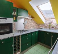 Kúpte si veľký PODKROVNÝ 4i BYT so ZÁHRADOU a PIVNICOU v Starom meste - Kuchyňa v 4-izbovom byte so zelenými skrinkami a strešným oknom.