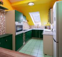 Kúpte si veľký PODKROVNÝ 4i BYT so ZÁHRADOU a PIVNICOU v Starom meste - Kuchyňa v 4-izbovom byte s farebnými skrinkami a strešným oknom.