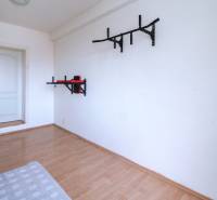 Kúpte si veľký PODKROVNÝ 4i BYT so ZÁHRADOU a PIVNICOU v Starom meste - Izba obsahuje náradie na cvičenie pripevnené na bielej stene v 4-izbovom byte.