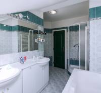 Kúpte si veľký PODKROVNÝ 4i BYT so ZÁHRADOU a PIVNICOU v Starom meste - Kúpeľňa s dvojitým umývadlom, vaňou a sprchovacím kútom v 4-izbovom byte.