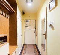 NA PREDAJ,3-IZBOVÝ TEHLOVÝ BYT,KOŠICE-ŠACA - Chodba v 3-izbovom byte s vešiakom, zrkadlom a jednoduchým osvetlením.