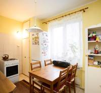 NA PREDAJ,3-IZBOVÝ TEHLOVÝ BYT,KOŠICE-ŠACA - Kuchyňa v 3-izbovom byte so stolom, stoličkami a kuchynskou linkou.