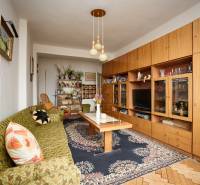 NA PREDAJ,3-IZBOVÝ TEHLOVÝ BYT,KOŠICE-ŠACA - Obývacia izba v 3-izbovom byte s kobercom a podlahou s dreveným dekorom.