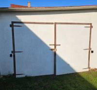 NOVÁ CENA !!  Atraktívny stavebný pozemok, obec Jakubov, 676 m - Biela garáž so zatvorenými drevenými dverami na pozemku v Jakubove, oblasť Pozemky - bývanie.