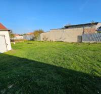 NOVÁ CENA !!  Atraktívny stavebný pozemok, obec Jakubov, 676 m - Trávnatý pozemok v Jakubove s murovanou garážou a oplotením na bývanie.