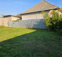 NOVÁ CENA !!  Atraktívny stavebný pozemok, obec Jakubov, 676 m - Trávnatý pozemok v Jakubove s vidieckym domom a plechovým plotom. Pozemky – bývanie.