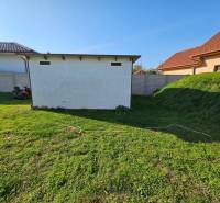 NOVÁ CENA !!  Atraktívny stavebný pozemok, obec Jakubov, 676 m - Záhradná chatka obklopená trávnikom v Jakubove, vhodná na pozemky - bývanie.