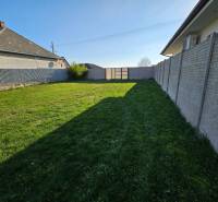 NOVÁ CENA !!  Atraktívny stavebný pozemok, obec Jakubov, 676 m - Trávnatý dvor ohraničený plotmi v Jakubove, vhodný na pozemky - bývanie.