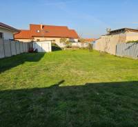 NOVÁ CENA !!  Atraktívny stavebný pozemok, obec Jakubov, 676 m - Pozemky - bývanie v Jakubove s trávnikom medzi rodinnými domami a prístreškom.