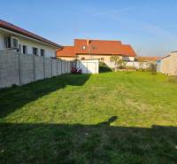 NOVÁ CENA !!  Atraktívny stavebný pozemok, obec Jakubov, 676 m - Záhrada s trávnikom a budovami v Jakubove, Pozemky - bývanie.