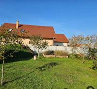 NOVÁ CENA !!  Atraktívny stavebný pozemok, obec Jakubov, 676 m - Dom s červenou strechou obklopený záhradou v Jakubove, Pozemky - bývanie.