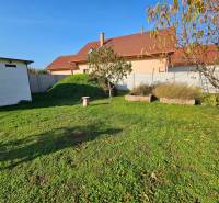 NOVÁ CENA !!  Atraktívny stavebný pozemok, obec Jakubov, 676 m - Záhrada v Jakubove so zeleným trávnikom a domom v Pozemkoch - bývanie.