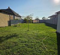 NOVÁ CENA !!  Atraktívny stavebný pozemok, obec Jakubov, 676 m - Pozemok v Jakubove na bývanie s trávnikom, stromami, udržiavaný a oplotený.