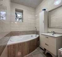 Dvojpodlažný 5i RD pri Dunajskej Strede, 55 min od BA - Kúpeľňa s vaňou v Rodinnom dome, obkladané steny, okno s kvetom.