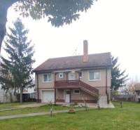 Dvojpodlažný 5i RD pri Dunajskej Strede, 55 min od BA - Rodinný dom v Dunajskej Strede, šikmá strecha, priestranná záhrada, vonkajšie schodisko.