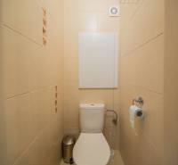 Rezervované: Na predaj pekný 2-izbový byt v centre mesta Poprad - Toaleta s béžovými obkladmi v 2-izbovom byte.