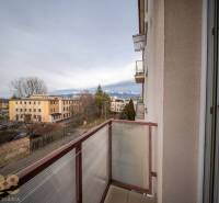 Rezervované: Na predaj pekný 2-izbový byt v centre mesta Poprad - Pohľad z balkóna na Murgašovu ulicu v Poprade s výhľadom na Tatry.