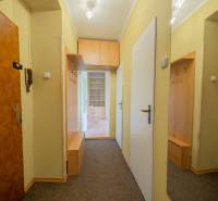 Rezervované: Na predaj pekný 2-izbový byt v centre mesta Poprad - Chodba 2-izbového bytu s vešiakovou stenou, zrkadlom a osvetlením.