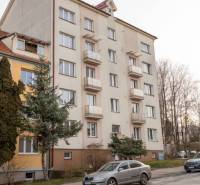 Rezervované: Na predaj pekný 2-izbový byt v centre mesta Poprad - Bytový dom na Murgašovej ulici v Poprade, vhodný na 2-izbový byt.