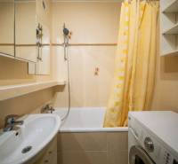 Rezervované: Na predaj pekný 2-izbový byt v centre mesta Poprad - Kúpeľňa so sprchou a práčkou v 2-izbovom byte.