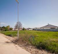 Kúpte si SVETLÝ, TICHÝ stavebný pozemok s IS a OPTIMÁLNOU ROZLOHOU  - Stavebný pozemok s prístupovou cestou, ideálny na bývanie.