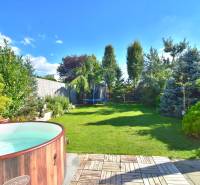 HROZNOVÁ, 4-i RD, 161 m2 – novostavba, krb, klíma, krásna záhrada - Záhrada pri rodinnom dome v Ivanke pri Dunaji na Hroznovej ulici s bazénom a trávnikom.