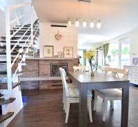 HROZNOVÁ, 4-i RD, 161 m2 – novostavba, krb, klíma, krásna záhrada - Jedáleň v rodinnom dome s krbom, schodiskom a podlahou s dreveným dekorom.