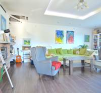 HROZNOVÁ, 4-i RD, 161 m2 – novostavba, krb, klíma, krásna záhrada - Obývacia izba rodinného domu s pohodlným sedením, kreslami a dekoráciami.