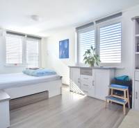 HROZNOVÁ, 4-i RD, 161 m2 – novostavba, krb, klíma, krásna záhrada - Svetlá izba s posteľou, komodou a bielymi skrinkami v rodinnom dome.