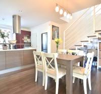 HROZNOVÁ, 4-i RD, 161 m2 – novostavba, krb, klíma, krásna záhrada - Jedáleň v rodinnom dome s podlahou s dreveným dekorom, schodiskom a kuchynským kútom.