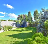 HROZNOVÁ, 4-i RD, 161 m2 – novostavba, krb, klíma, krásna záhrada - Záhrada Rodinného domu na Hroznovej ulici v Ivanke pri Dunaji s trampolínou.