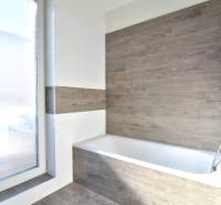 HROZNOVÁ, 4-i RD, 161 m2 – novostavba, krb, klíma, krásna záhrada - Kúpeľňa s vaňou a dreveným dekorom v rodinnom dome.