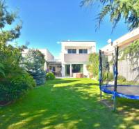 HROZNOVÁ, 4-i RD, 161 m2 – novostavba, krb, klíma, krásna záhrada - Záhrada rodinného domu na Hroznovej ulici v Ivanke pri Dunaji, s trampolínou a zeleňou.