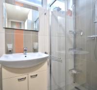 HROZNOVÁ, 4-i RD, 161 m2 – novostavba, krb, klíma, krásna záhrada - Kúpeľňa v rodinnom dome so sprchovacím kútom a umývadlom so zrkadlom.