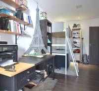 HROZNOVÁ, 4-i RD, 161 m2 – novostavba, krb, klíma, krásna záhrada - Izba v rodinnom dome s písacím stolom, posteľou a regálom plným modelov.